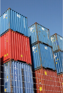 コンテナとクレーンで輸送手段を手配する様子